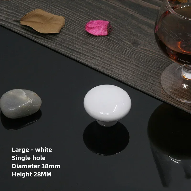 

Керамические дверные ручки круглые красные