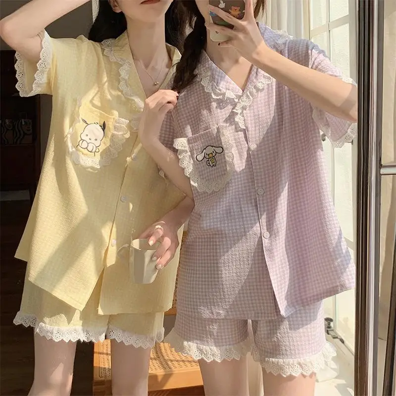 

Новинка 2023 г., летний пижамный комплект Sanrio, с мультяшным принтом, в клетку, с кружевом, из чистого хлопка, свободная поласка, милая и милая повседневная домашняя одежда для девочек с сердечками