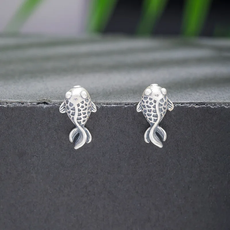 Женские серьги-гвоздики из тайского серебра 925 пробы с маленькой золотой рыбкой |