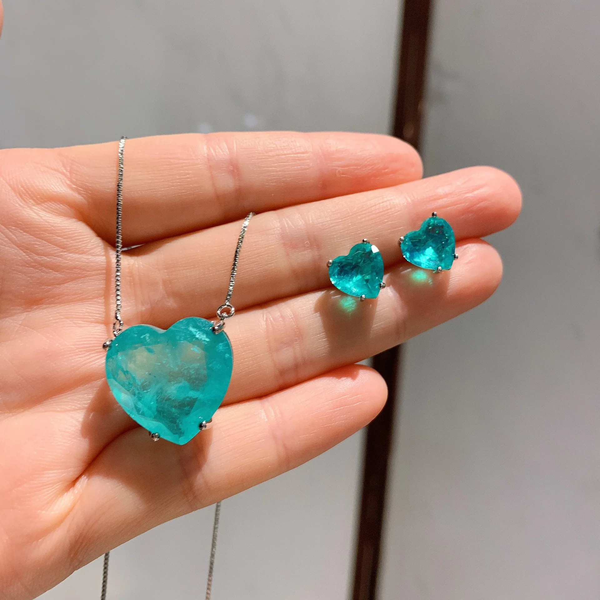 

2023 New 2-piece Sky Blue European and American Necklace Women's Imitation Paraiba Heart shaped Pendant