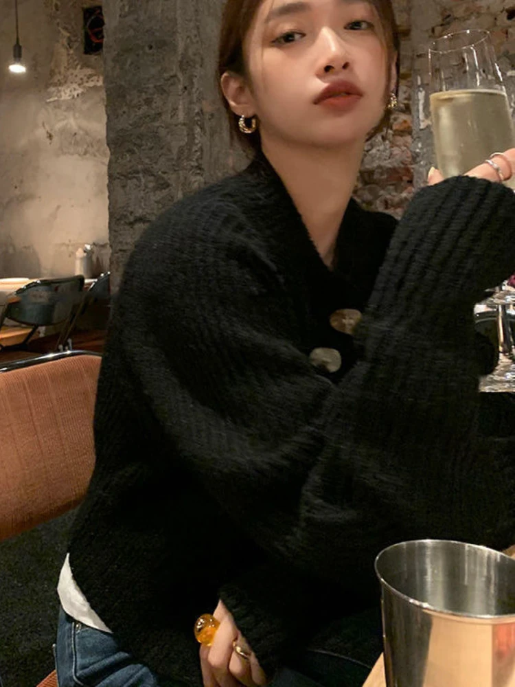 Нежный кардиган Korobov с круглым вырезом короткий топ асимметричными пуговицами