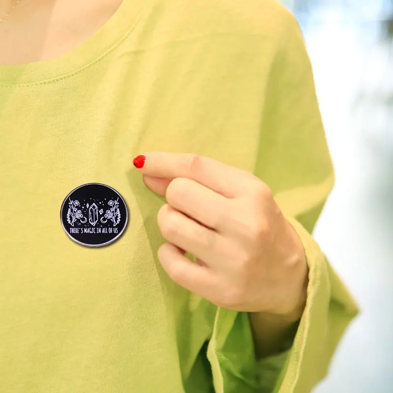 Волшебная брошь в каждом из нас значок виде СВИСТЯЩЕГО цветка с кристаллами