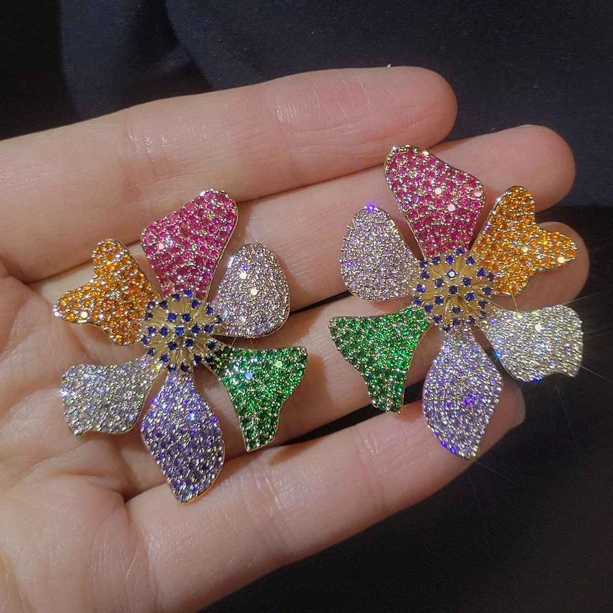 Женские серьги-гвоздики в виде цветка