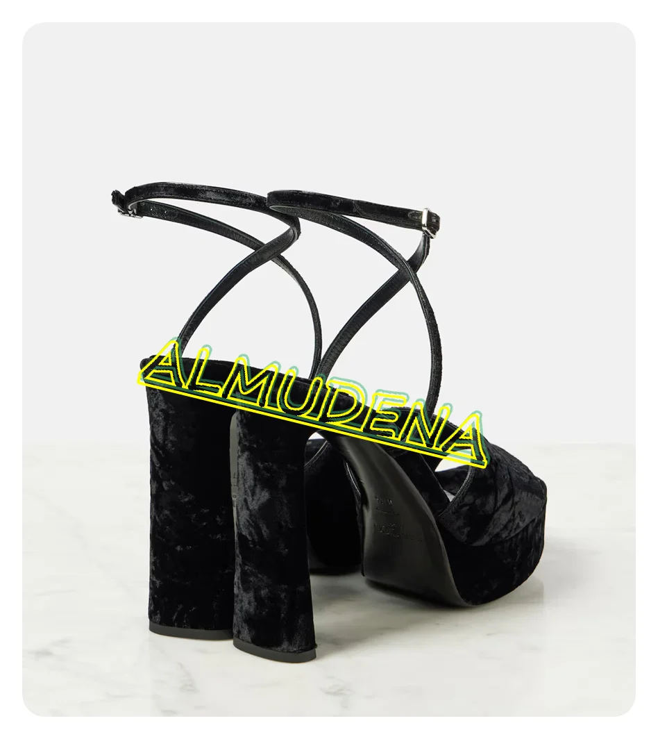 Черные замшевые сандалии на платформе с круглым открытым носком высоком каблуке