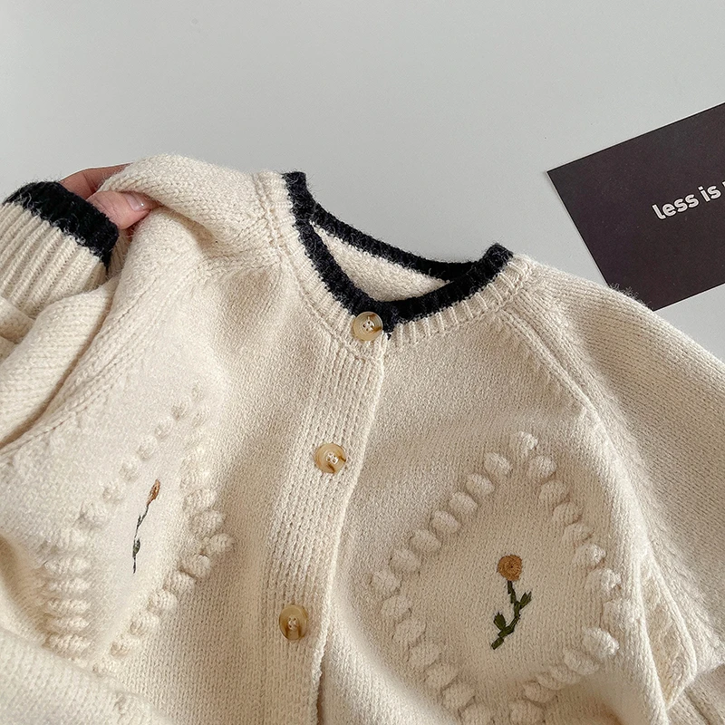 Женский вязаный кардиган с цветочной вышивкой и круглым вырезом