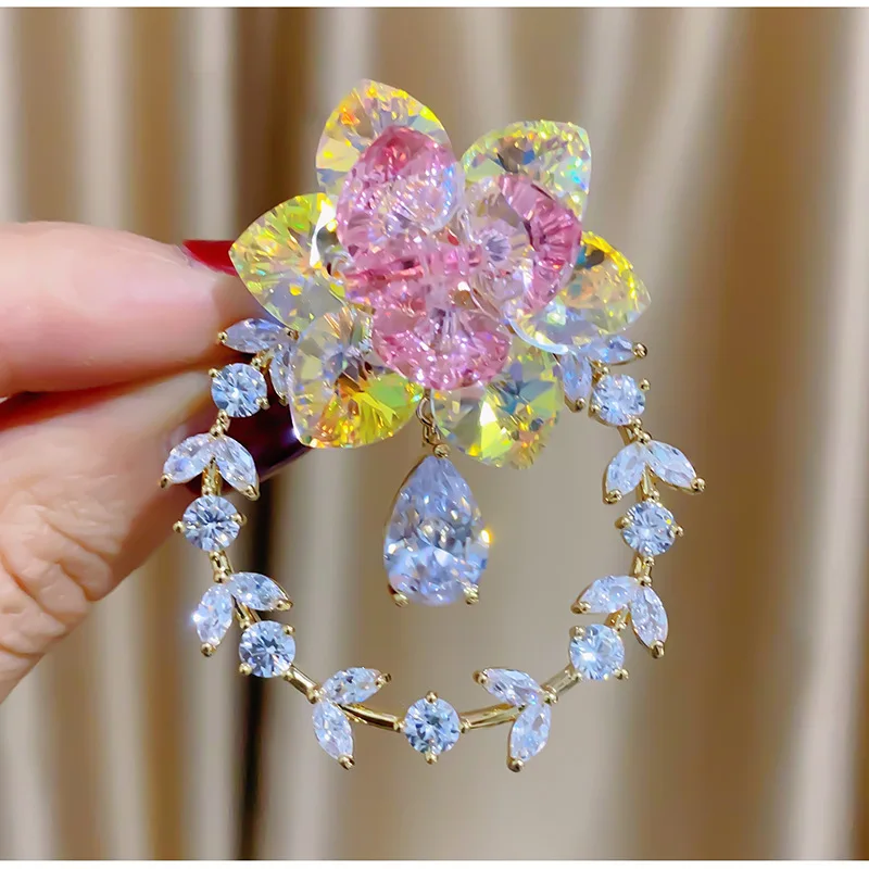 

High-end Luxury Blue Pink Austrian Crystal Flower Brooches for Women Atmospheric Gold-plated Pin Accessories Wholesales Jewelry