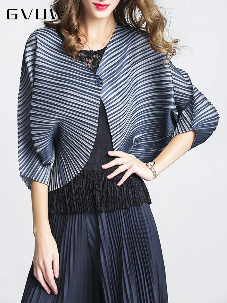 

GVUW Striped Pleated Coat For Women 2023 Spring New Batwing Sleeve Single Button Irregular Design Female Fashion Jacket 17G1193