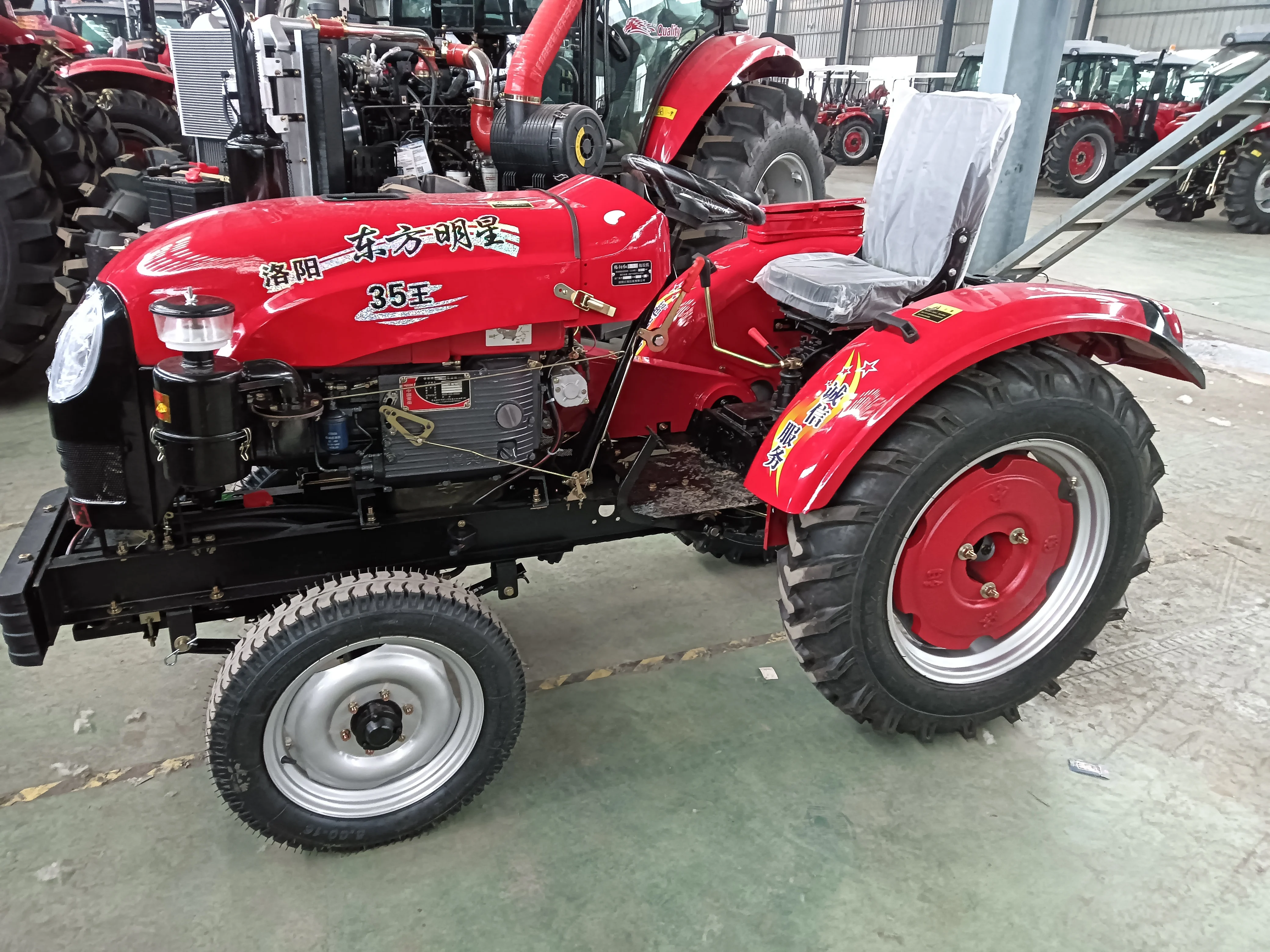 Фото Садовый трактор мощностью 70 л.с. 4WD — конструкция узкого тела, не повреждает фруктовые деревья №2