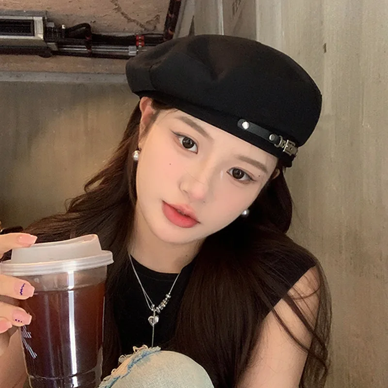 Берет в стиле ретро с металлическим значком