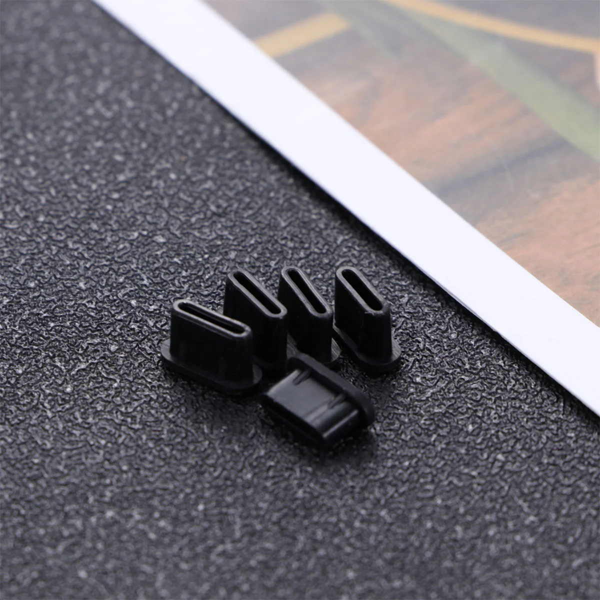 

-Силиконовая крышка для разъема порта, совместимая с телефонами типа, ноутбуками и компьютерами (черная)