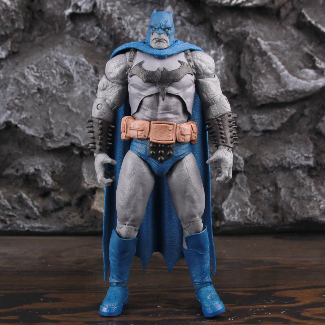 Купить DC Multiverse Darkseid бронированная летучая мышь Золотая супер незаточенная летучая мышь ароматный человек Темный отец Демон 7 дюймов экшн-фигурка и... Продажа DC Multiverse Darkseid бронированная летучая мышь Золотая супер незаточенная летучая мышь ароматный человек Темный отец Демон 7 дюймов экшн-фигурка и...