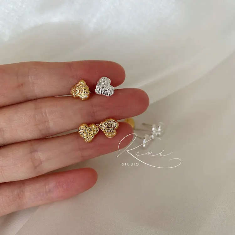 

2022 New INS Irregularity Metal Lava Golden Love Earrings for Woman Sweet Cool Gold Love Heart Stud Earrings Wedding Jewelry
