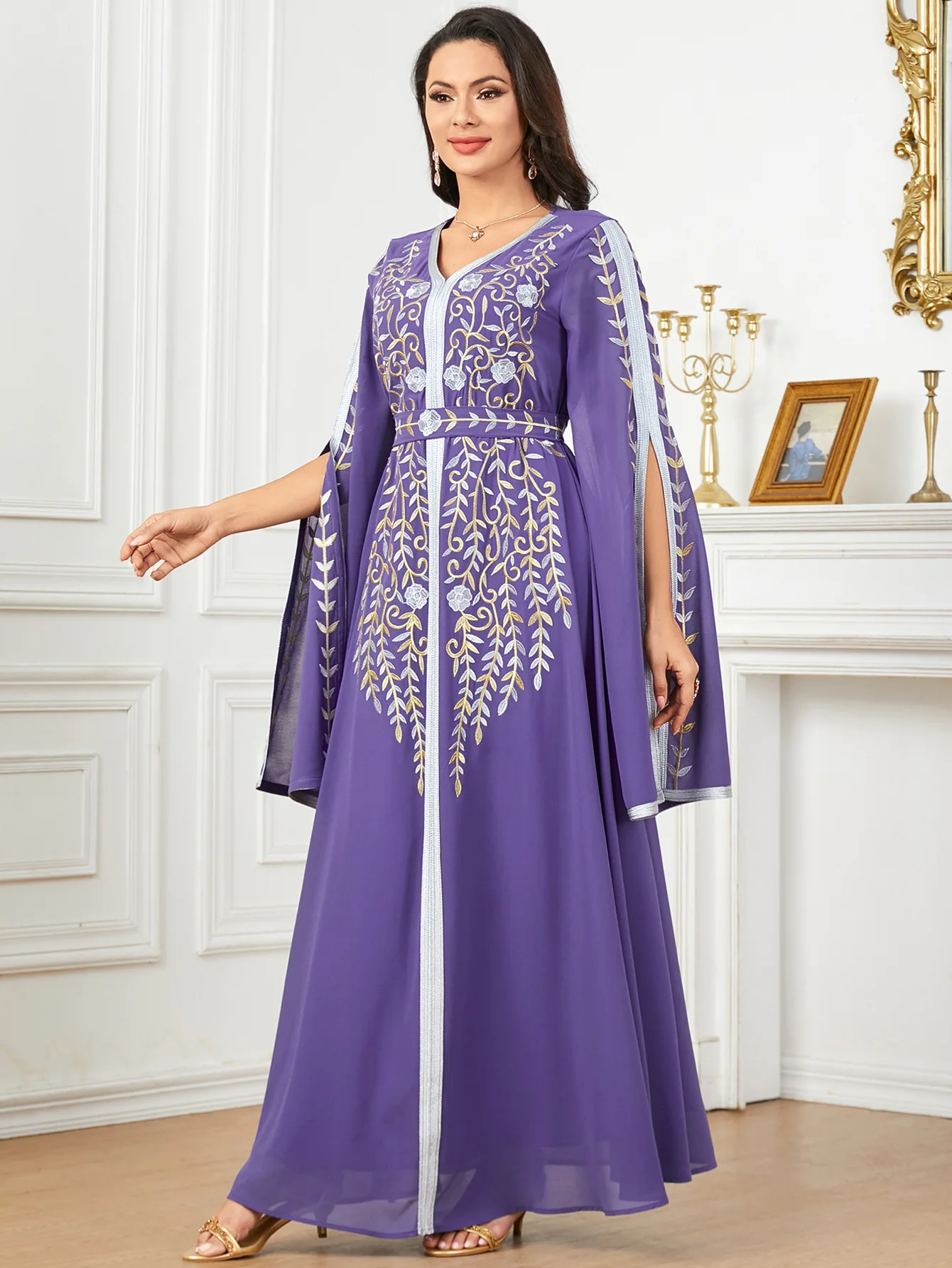 Женское платье-абая с вышивкой