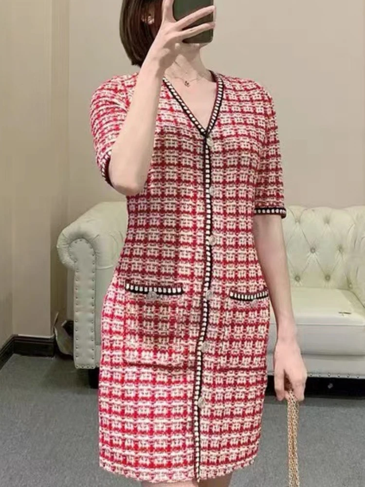 

Женское твидовое мини-платье с V-образным вырезом и двумя карманами