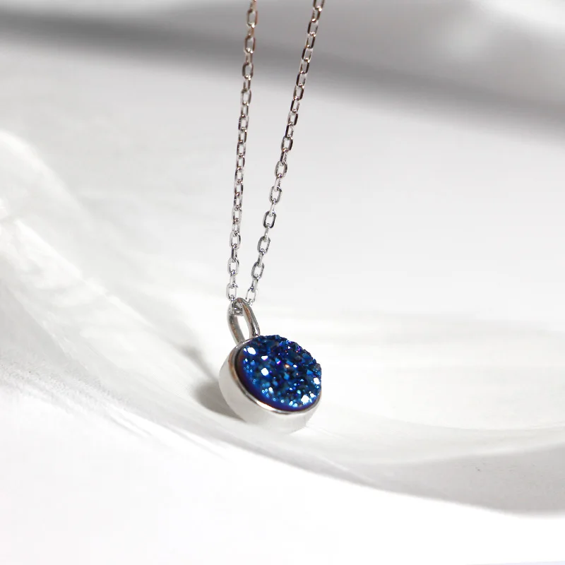 Женское колье из серебра 925 пробы с круглым кианитом