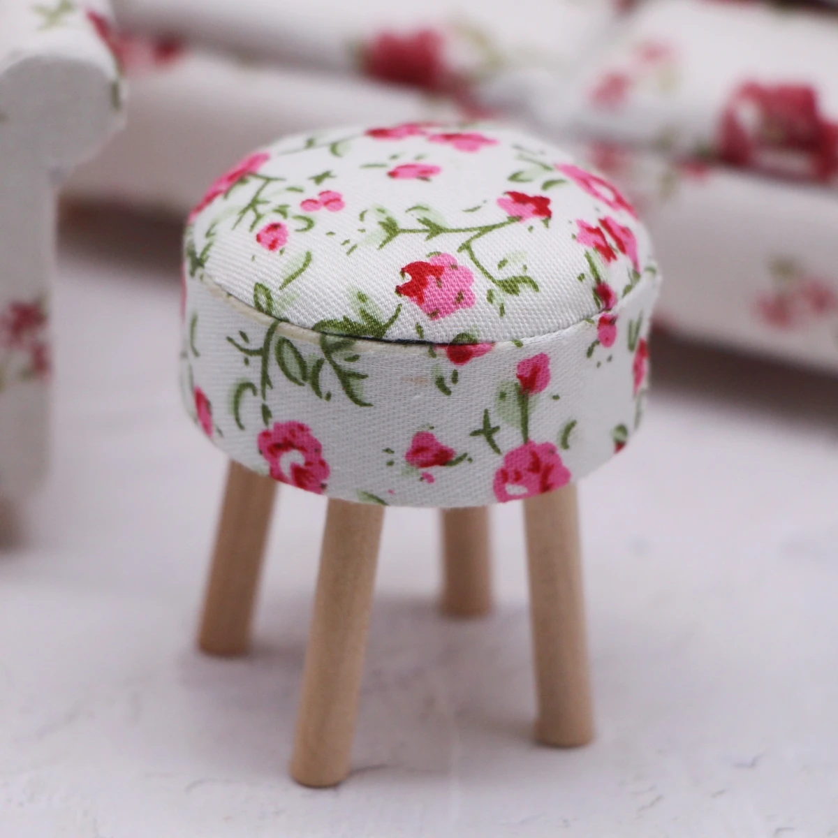 

Миниатюрный деревянный пуфик для ног