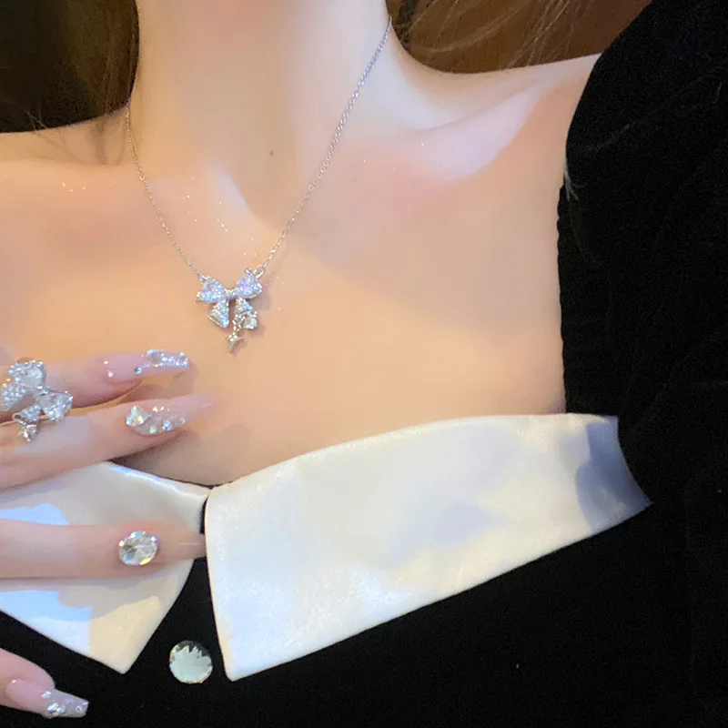 Женское колье из серебра 925 пробы с фианитами и бантом