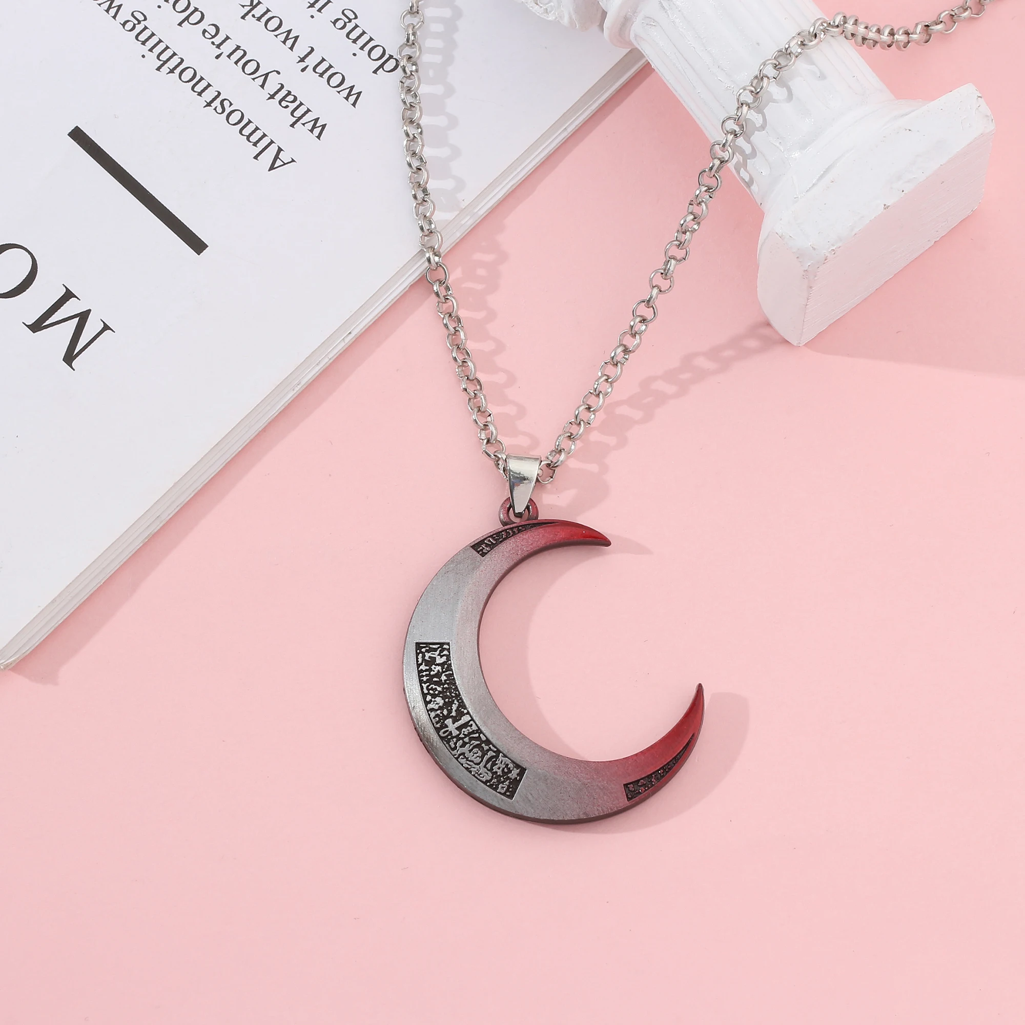 

Marvel Superhero Moon Knight Necklace The Avengers Marc Spector Jewelry Crescent Dart Pendant Necklaces Cosplay Accessories