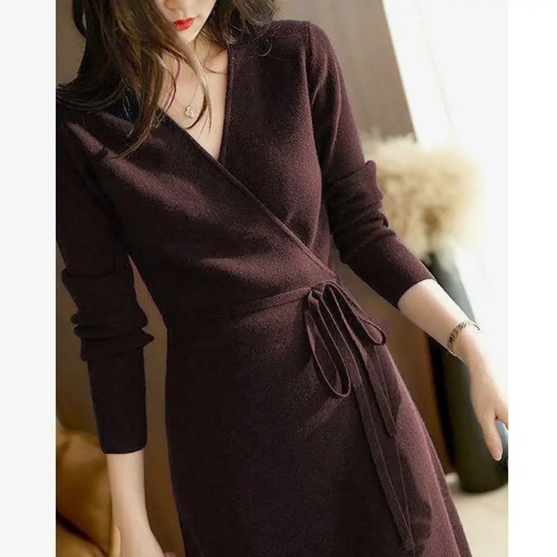 Осенний вязаный свитер с v-образным вырезом и нерегулярной талией женский