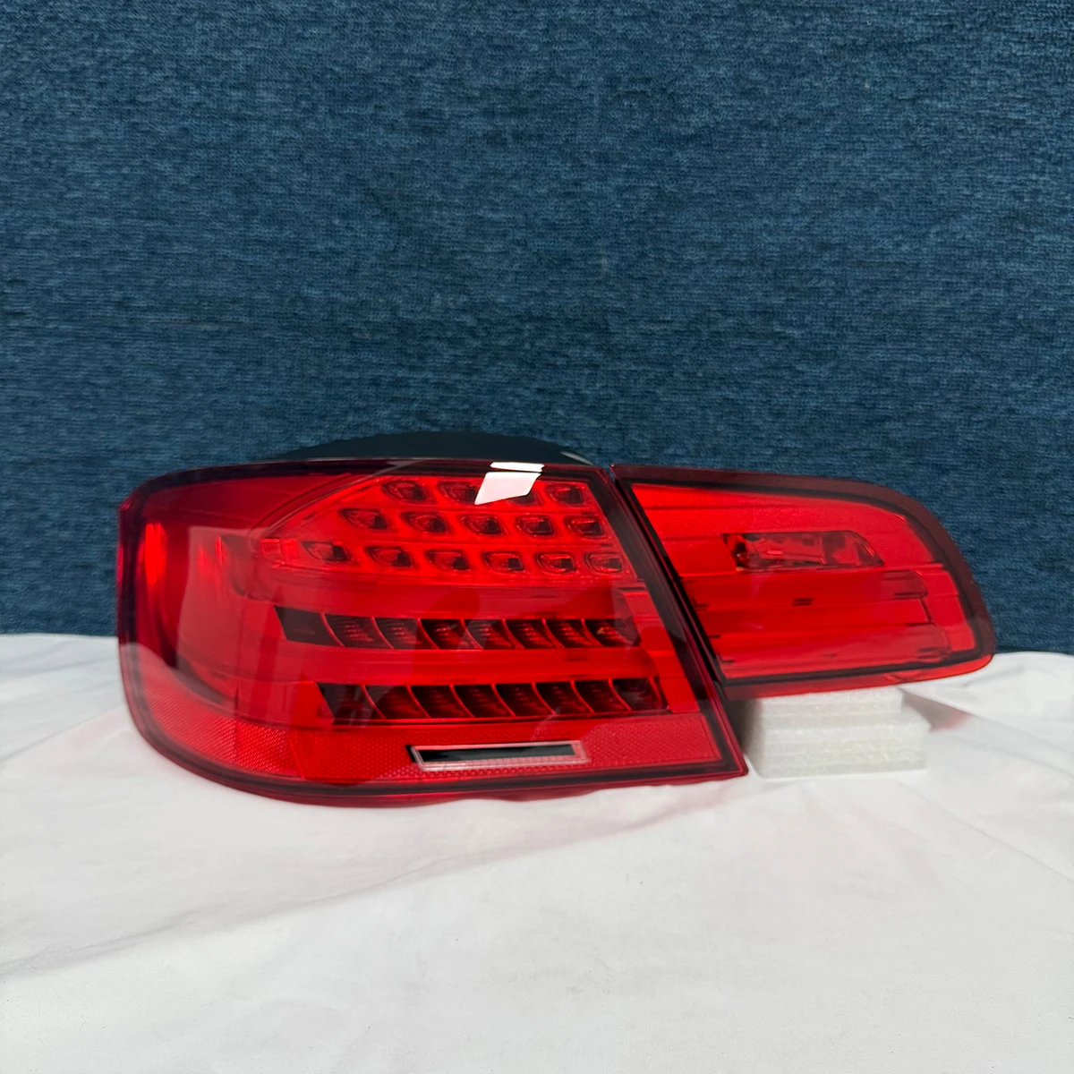 Фото Светодиодные задние фонари LED LCI для BMW 3 серии M3 E93 2006-2013, установка Plug and Play, Canbus, тонированные линзы, последовательные указатели поворота, замена штатных фонарей №3