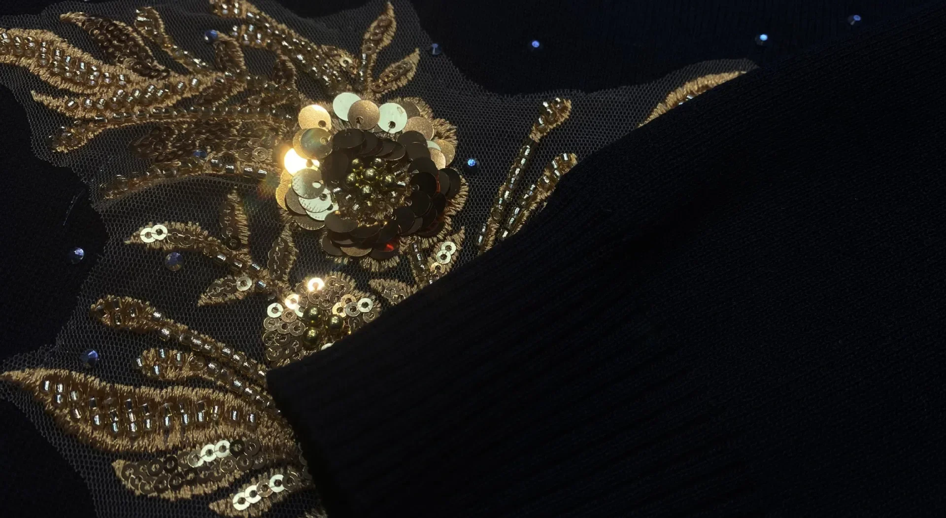 Женский комплект из двух предметов с блестками и вышивкой