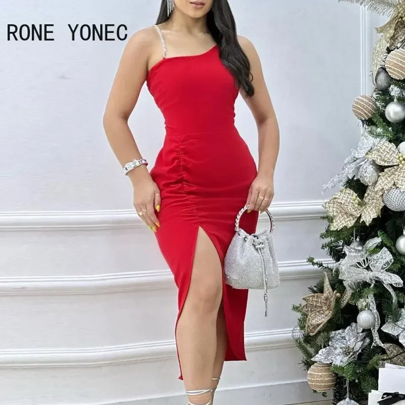 Женское однотонное облегающее платье средней длины с цепочками и диагональным