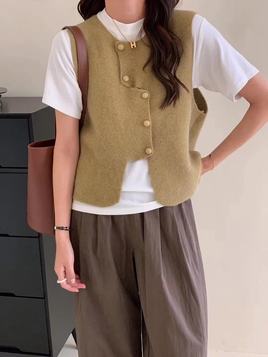 

Вязаный свитер без рукавов в Корейском стиле, короткий топ на пуговицах, свободный и шикарный, для осени