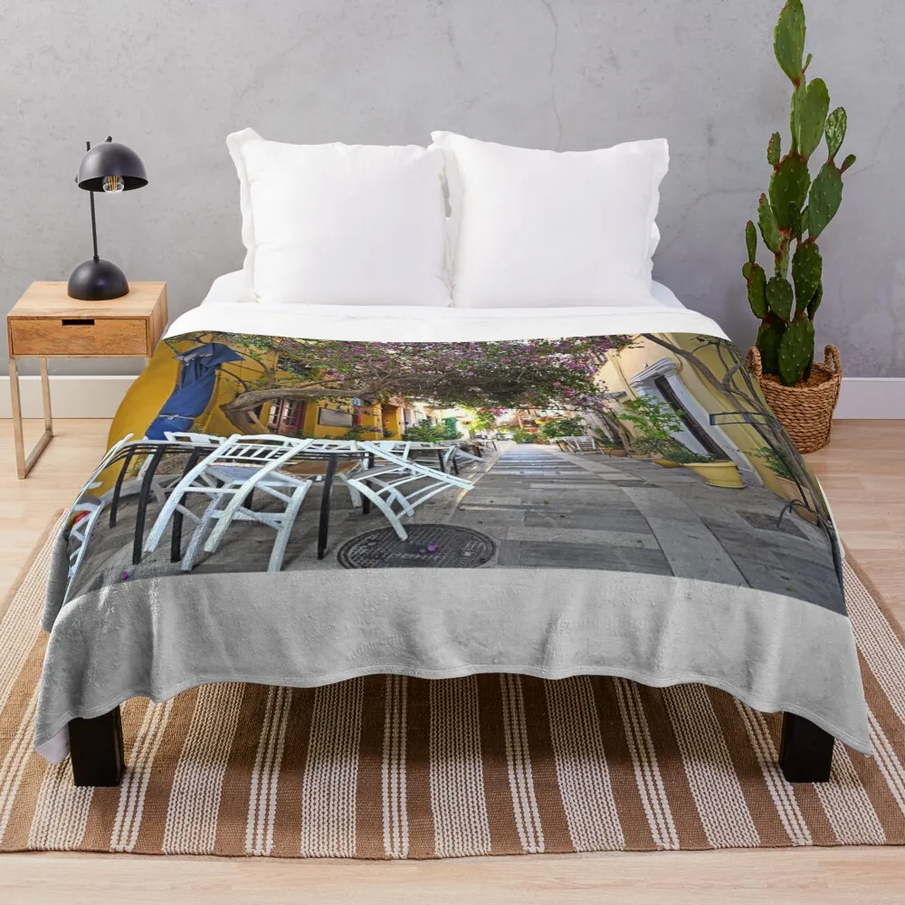 Утро на узких улицах город Нафплане с цветами Бугайинвиллия. Плед Мягкие кровати.