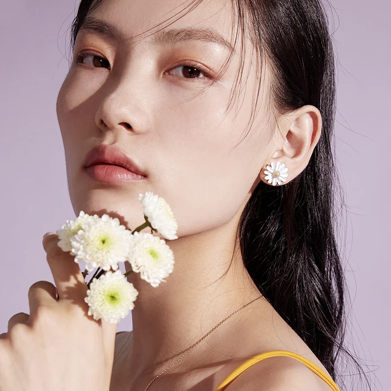 

2022 Summer Fashion Daisy Flower Stud Earrings High Quality Luxury 2 Style Asymmetric Earrings Jewelry Girls Party Gift Brincos