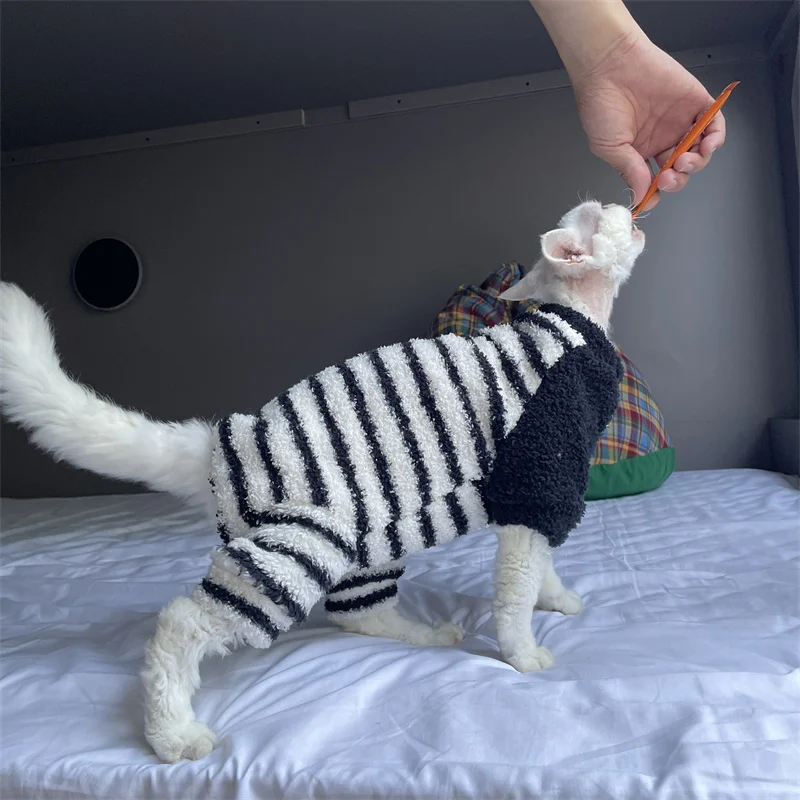 Фото Теплый мягкий кофейный флисовый комбинезон для кота-сфинкса, зимнее пальто с четырьмя ножками в толстую фиолетовую полоску для толстовки Devon Rex для котят №2