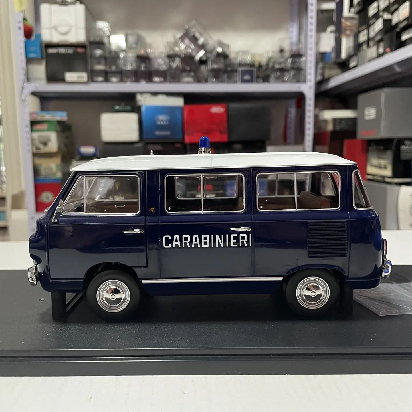Фото MITICA Масштабная модель 1:18 из литого сплава FIAT 850 Familiare 1970 года, полицейская машина, классическая коллекционная модель, подарок для взрослых, сувенир, статическая модель для демонстрации №2