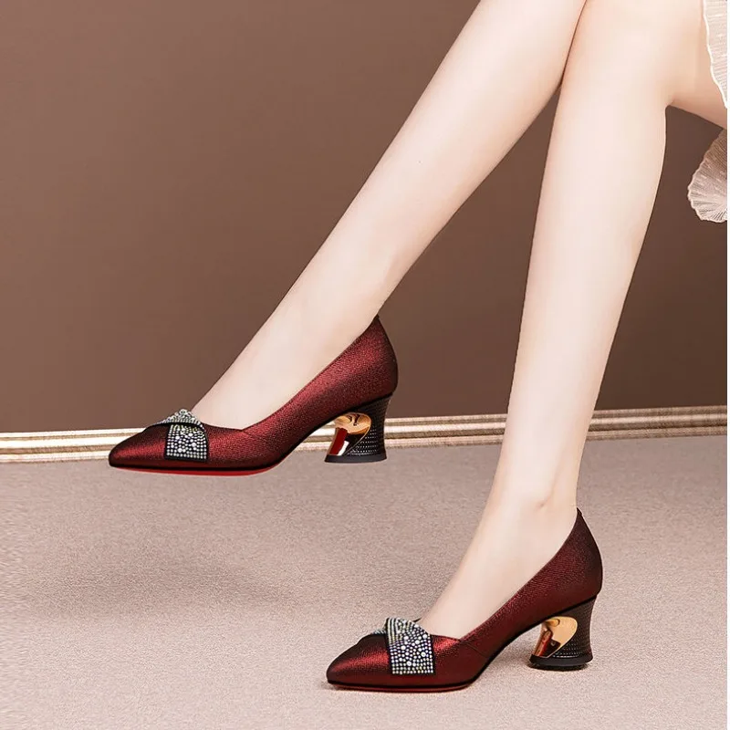 Женские туфли на массивном среднем каблуке с острым носком