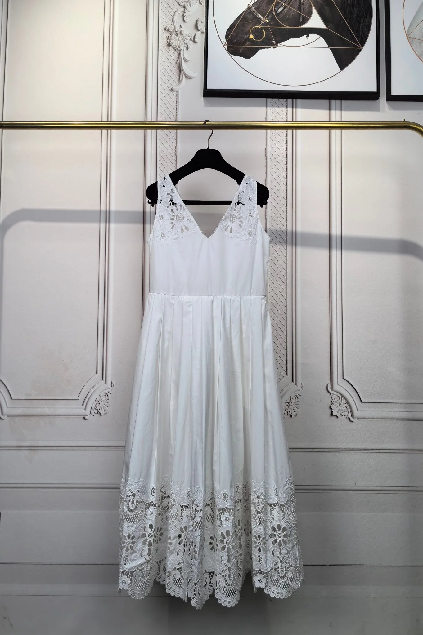 Женская хлопковая туника с вышивкой и V-образным вырезом