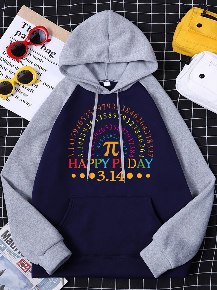 

Женский удобный пуловер с капюшоном и принтом радуги