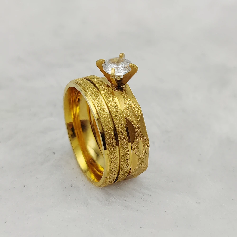 Женское кольцо с крупными камнями покрытое 24-каратным золотом