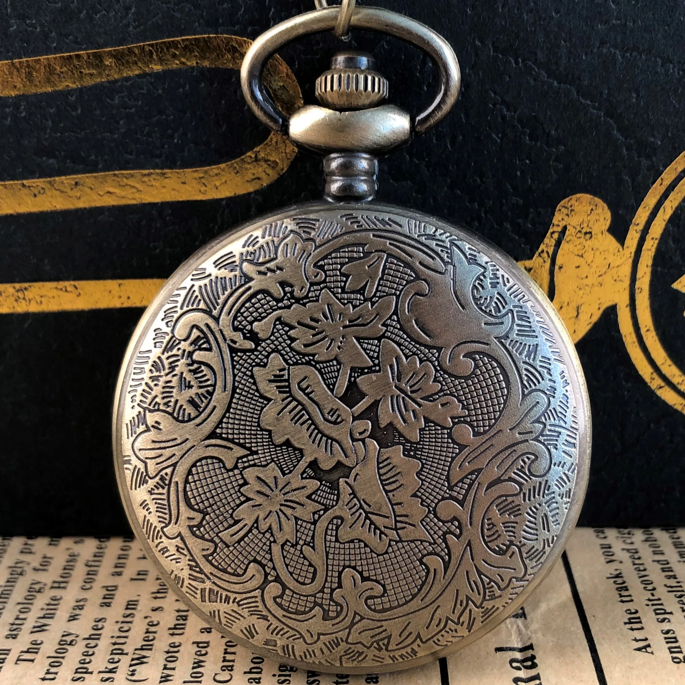 Часы наручные мужские/женские кварцевые с подвеской на цепочке и логотипом