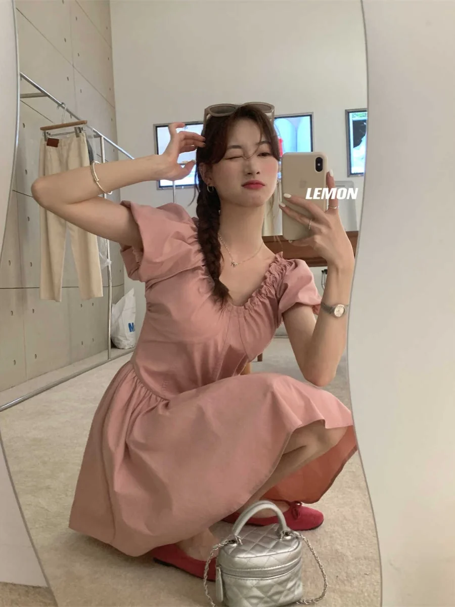 Женское короткое платье с V-образным вырезом открытой спиной и буффами на рукавах