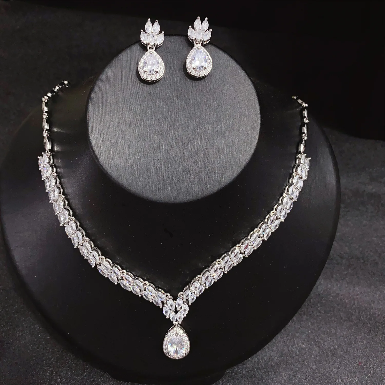 

Блестящее вечернее платье с фианитами в форме капли