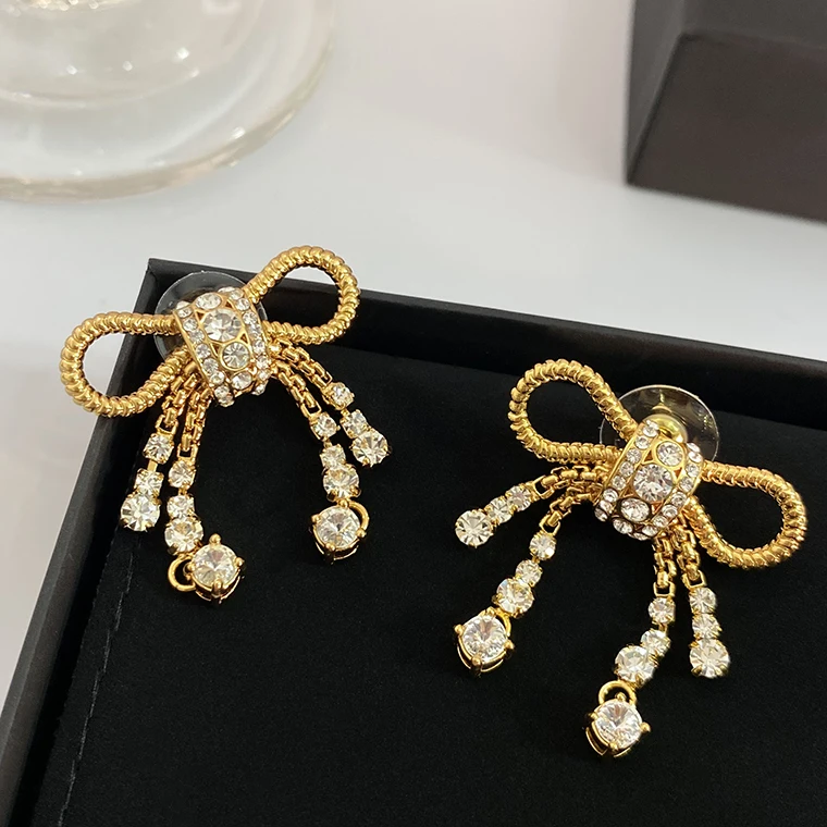

Timeless Wonder Fancy Zirconia Geo Bowknot Stud Earrings for Women Designer Jewelry Runway Ins Luxury Brand Sweet Gift Top 6342