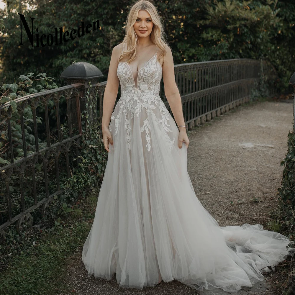 

Свадебное платье с глубоким V-образным вырезом и аппликацией, без рукавов