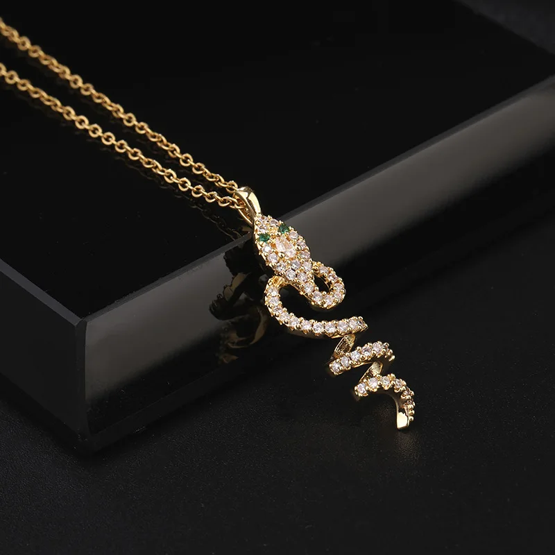 

Delicate Emerald Cobra Pendant Necklace Luxurious 18K Gold Clavicle Chain Goth Elegant Womens Necklaces for Womans Kpop Vintage