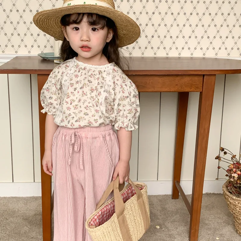 

Корейский Летний повседневный комплект для девочек, модный топ с коротким рукавом и круглым вырезом для девочек с цветами + розовые однотонные Широкие штаны, костюм из 2 предметов