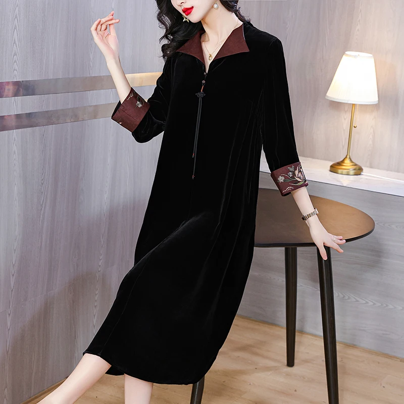 

2023 Autumn/Winter New Velvet Silk Embroidered Long Sleeve Dress Women's V-Neck Loose Size Black Vintage Slim Knee Length Dress
