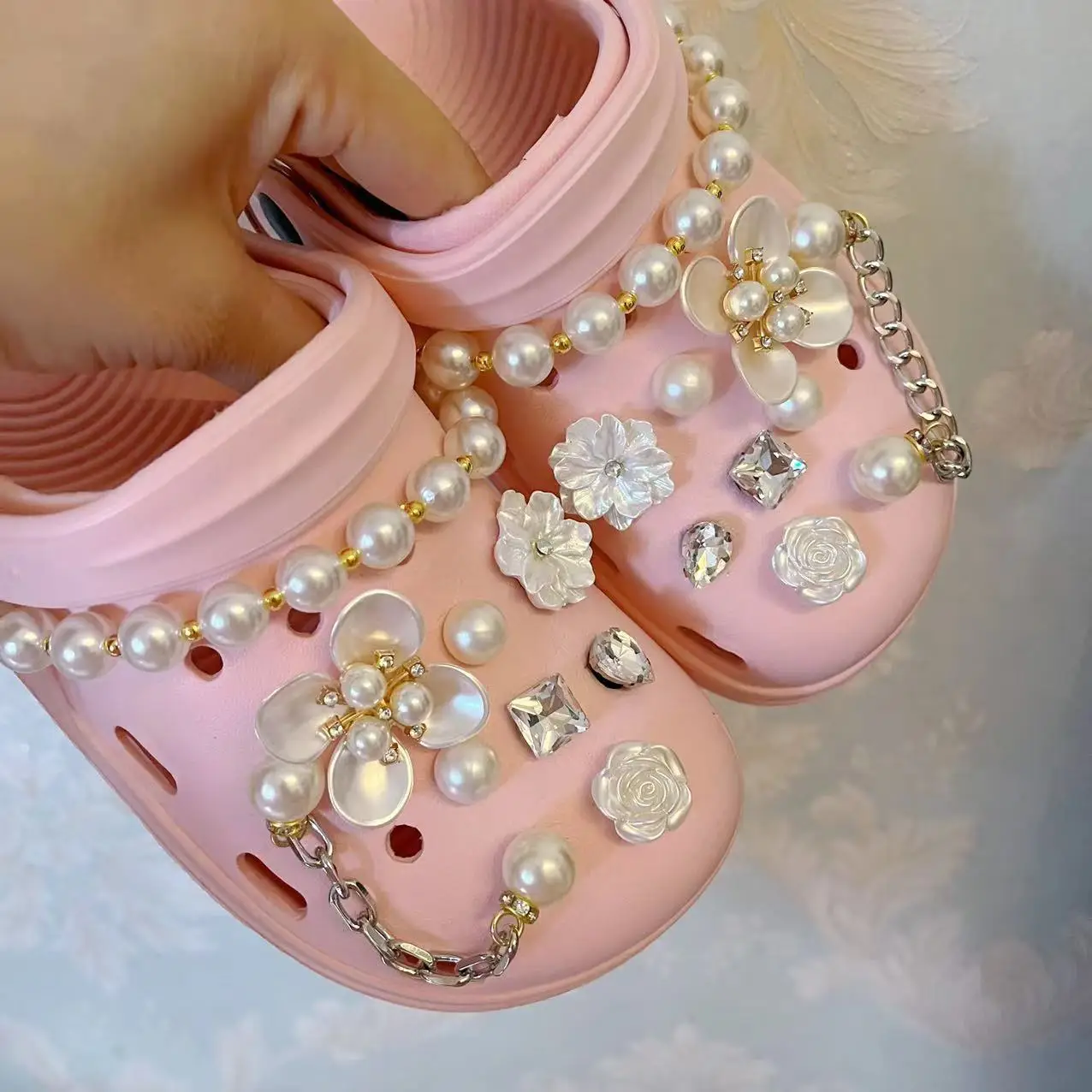 Hot Sale 1 Set Women's Sandals New Designer Croc Charms Gemstone Cool Shoe Decorations Pearl Metal Accessories New