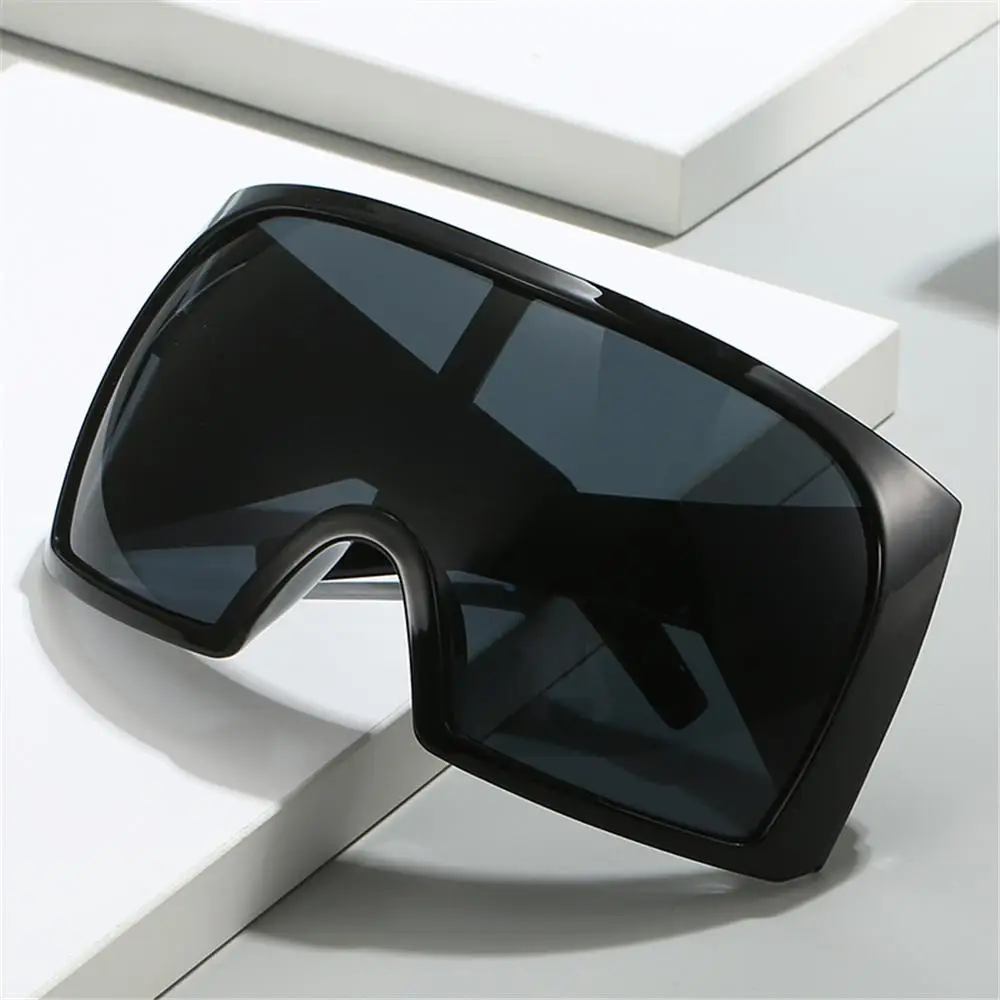 Негабаритные солнцезащитные очки с запахом футуристические изогнутыми линзами