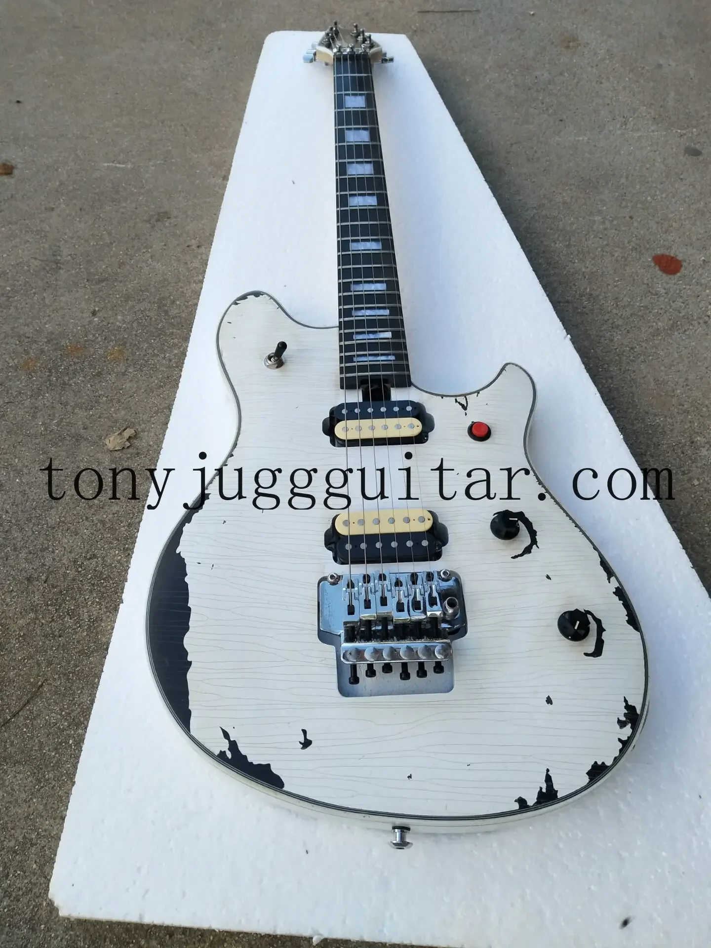 

Rhxflame Handwork Edward Van Helen White Heavy Relic Guitar Ebony Fingerboard, Floyd Rose Tremolo, Red Kill Switch Button