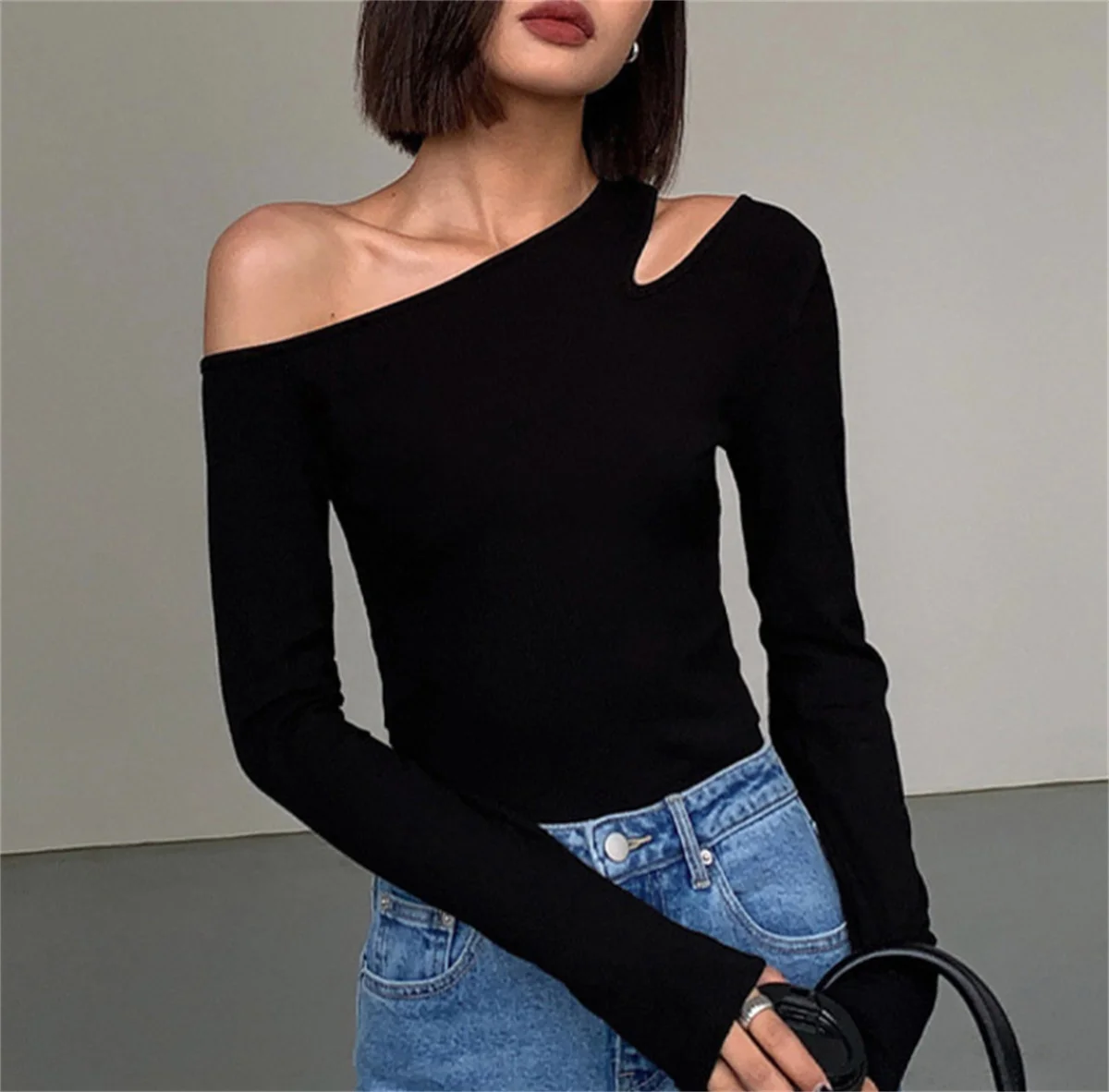 Женский топ с косым воротником и открытыми плечами модная однотонная блузка