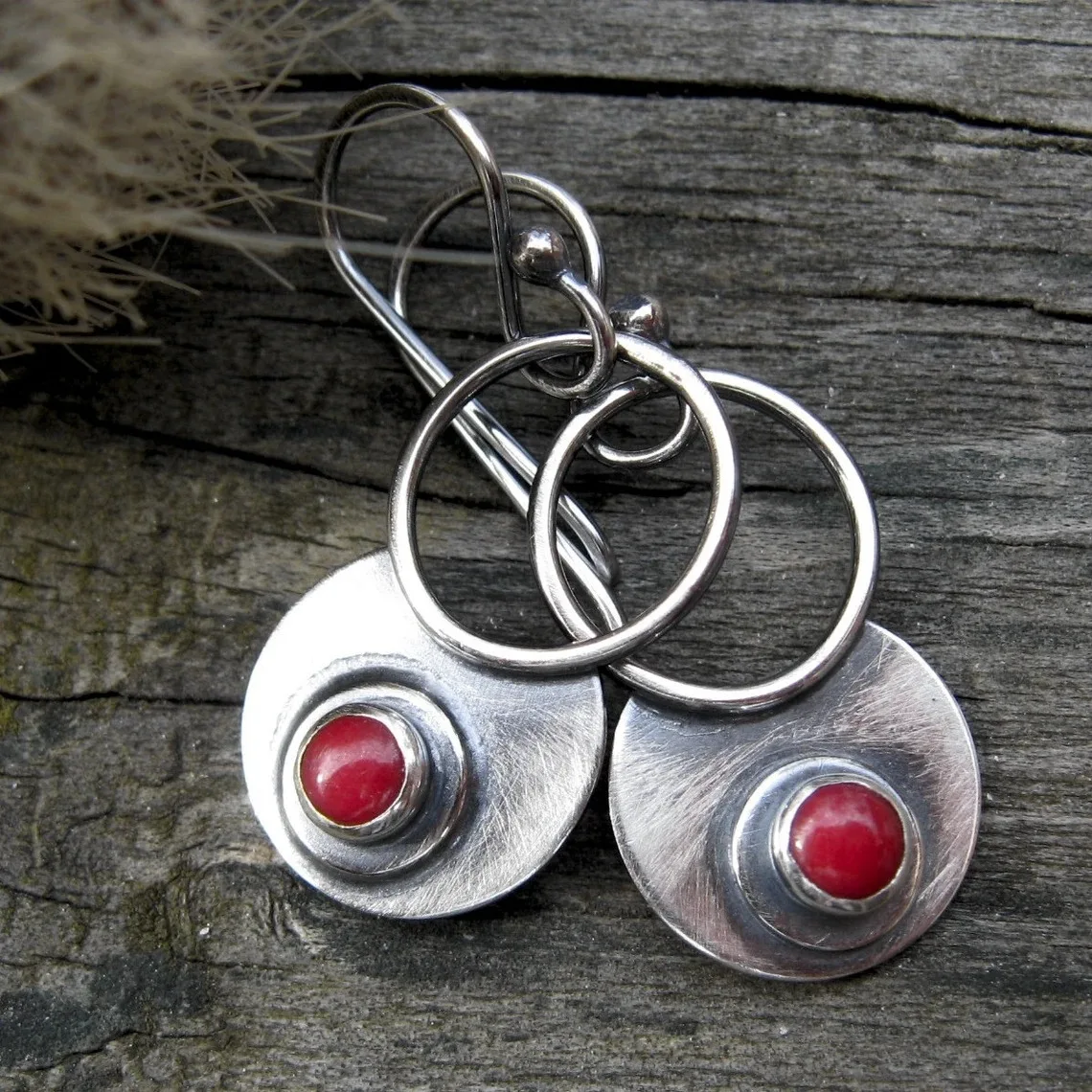 

Pendientes grandes Silver Color Round Dangling Earrings Vintage Hand-Carving Metal Inlay Red Stone Earrings For Women Jewelry