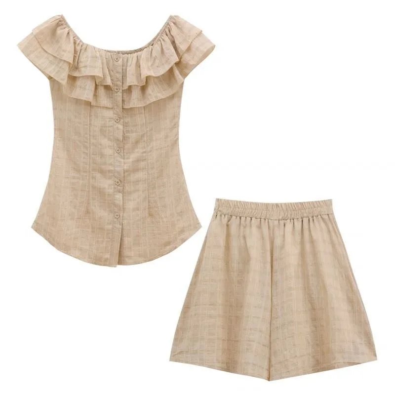 Женский костюм из двух предметов рубашка с вырезом лодочкой и шорты оборками по