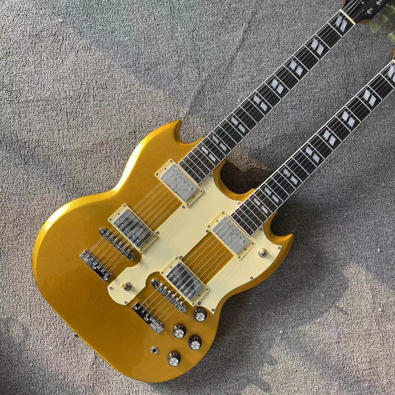 

Интегрированная электрогитара SG dual neck 6 + 12, металлический Желтый корпус, фингерборд из розового дерева, кремово-желтая защитная пластина, белый цвет acc